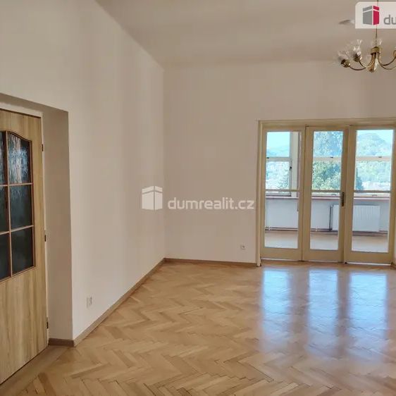 Pronájem prostorného bytu 3+1 o výměře 106 m - Photo 1