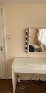 Light-Filled Double Room for Rent – Great Transport Links – Warren Road London - Photo 3