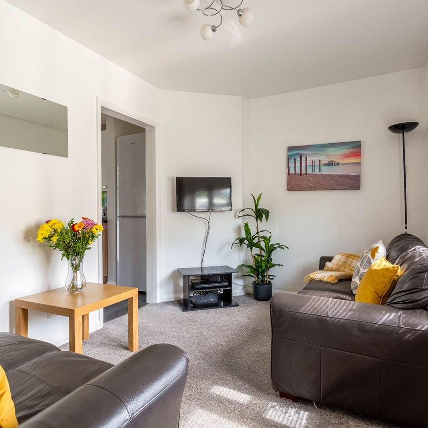 5 Bed Semi-Detached House, Southall Avenue, BN2 - Photo 1