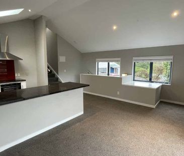 Sunny 3-Bedroom Townhouse in Sought-After Wadestown - Photo 2