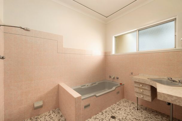 Charming 3- 4 Bedroom Cottage in Newport's Prestigious Golden Triangle - Photo 1