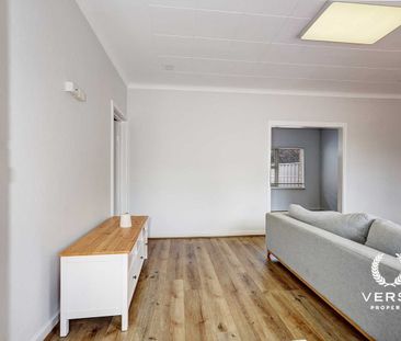 Beautifully presented, partly furnished, ready to move in. - Photo 1