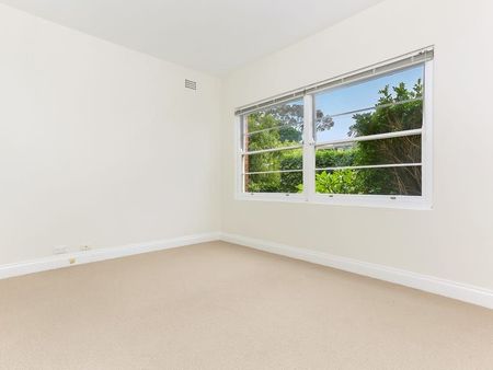 Art Deco garden apartment in sought after location - Photo 3