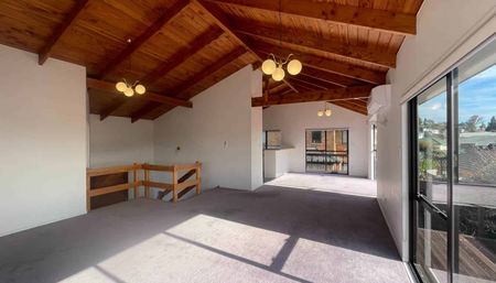 Sunny family home with views - Photo 2