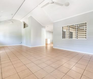 BEAUTIFUL, LARGE FAMILY HOME! - Photo 1