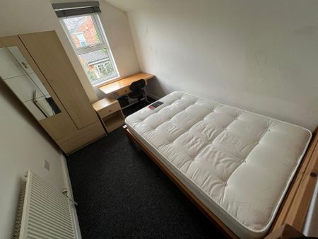 4 bedroom terraced house to rent - Photo 3