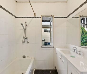 Charming Queenslander with Wide Verandas and Expansive Backyard - Photo 5