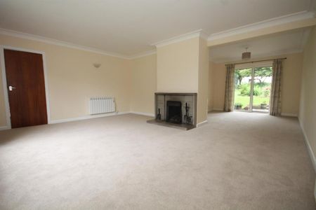 4 bedroom detached bungalow to rent - Photo 2