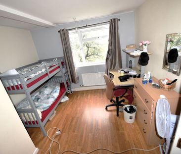 2 bedroom Flat in Whincover Drive, Leeds - Photo 2