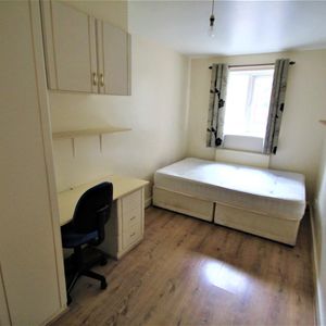 3 Bed Flat, Pennington Court, LS6 - Photo 2