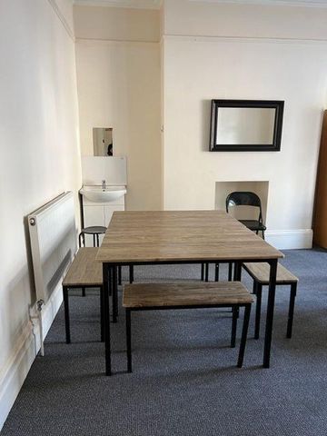 6 bedroom terraced house to rent - Photo 3