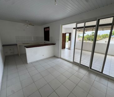 Location Appartement 2 pièces 35m² REMIRE MONTJOLY 97354 - Photo 1