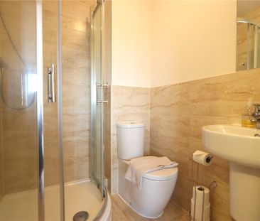 2 bedroom Flat in Kestrel Road, Farnborough - Photo 2