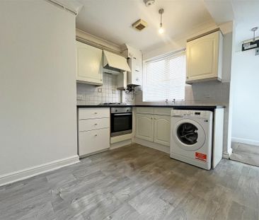 2 bedroom Flat to rent - Photo 2