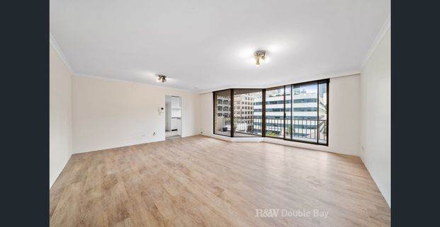 Renovated 2 Bedroom Apartment with Bridge Views & Lock Up Garage - Photo 1