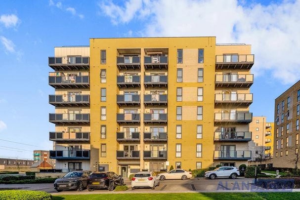 3 bedroom flat to rent - Photo 1