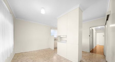 Beautiful family home positioned in a highly desirable location - ON HOLD - Photo 2