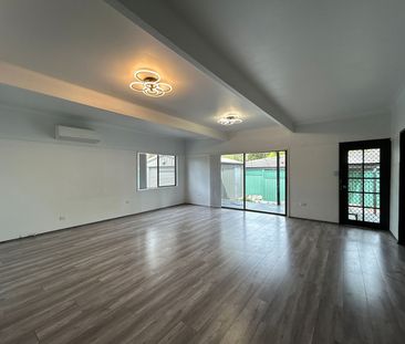 Modern 4 Bedroom Home - Photo 2