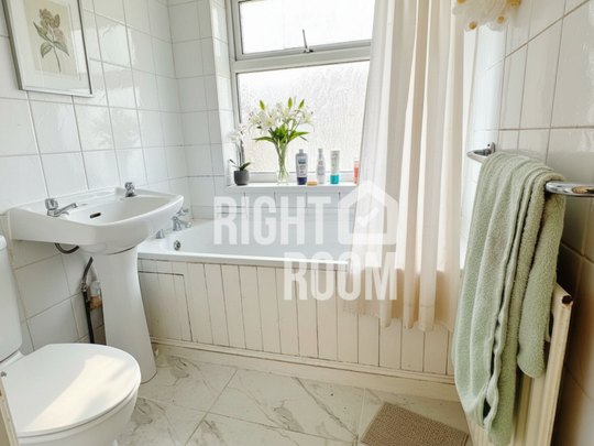 Room 3, Burgess Road, Southampton SO16 - Photo 1