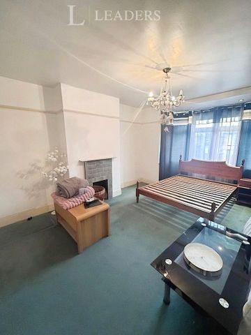 4 bedroom semi-detached house to rent - Photo 5