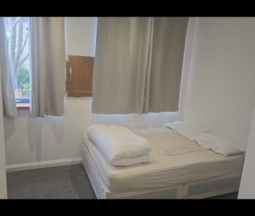 Studio Flat, Manchester Road, E14 - Photo 1