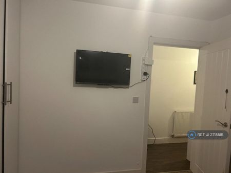 1 bedroom in a flat share to rent - Photo 5