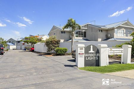 NEWLY RENOVATED THREE BEDROOM TOWNHOUSE IN THORNESIDE - Photo 3