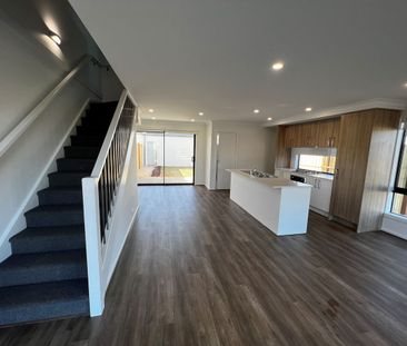 Splendid 3Br Modern Townhouse in Thornhill Park! - Photo 1