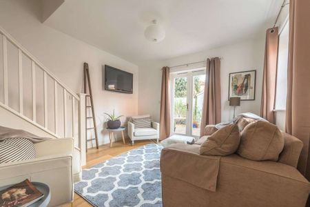 All inclusive short let. A wonderfully convenient home in the heart of Henley-on-Thames available for short lets, stays from one week. All bills included. - Photo 3