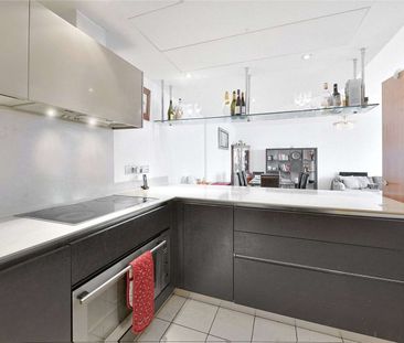 An immaculate 3 bedroom apartment with river views. - Photo 6