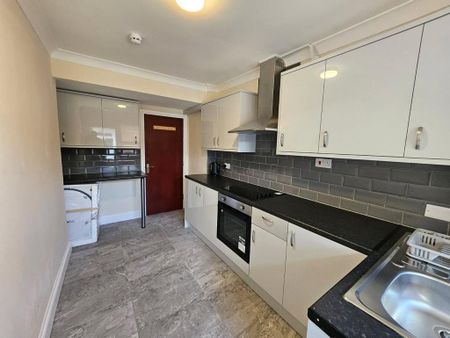 8 bedroom semi-detached house to rent - Photo 2