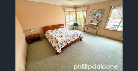 ULTRA-RARE HUGE FAMILY HOME - Photo 3