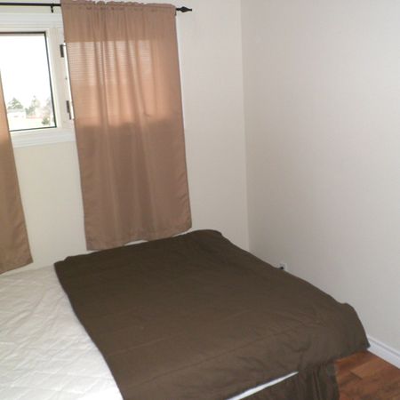 3 BR – Newly rennovated Townhouse by Arthur St. - Photo 3