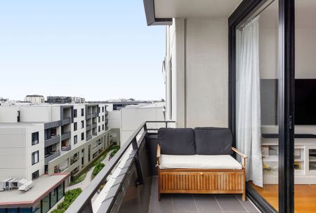 Port Melbourne Apartment – Bright with Views - Photo 3