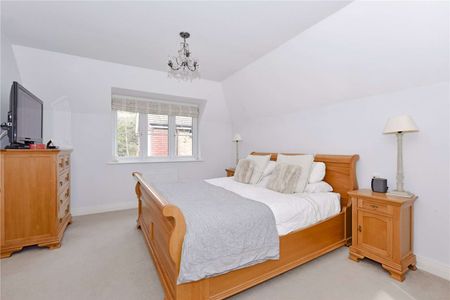 A spacious, modern house with garage and off street parking in private, gated close. - Photo 3