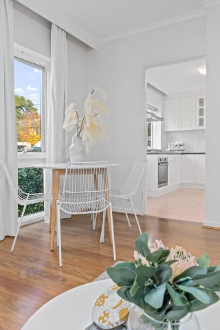 LIGHT FILLED APARTMENT IN KEW - Photo 3