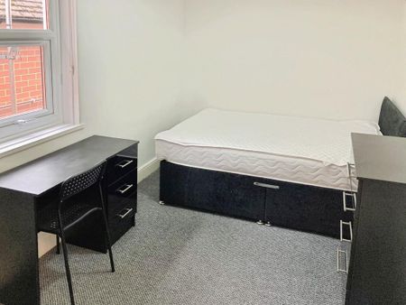 1 bedroom in a house share to rent - Photo 2