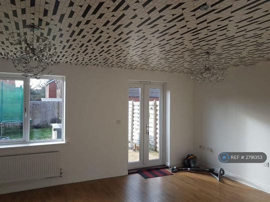 4 bedroom semi-detached house to rent - Photo 1