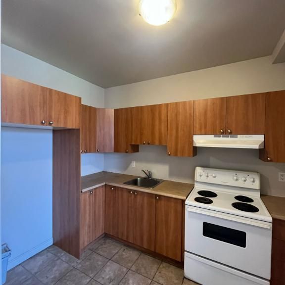 4 1/2 disponible avec possibilité de stationnement - Photo 1