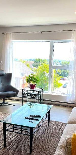 4½ 1 270 pi2 - TOUS SERVICES INCLUS - ASCENSEUR / IMMENSE WALK-IN / 100% BÉTON / THERMOPOMPE - Logement à Granby - Photo 1