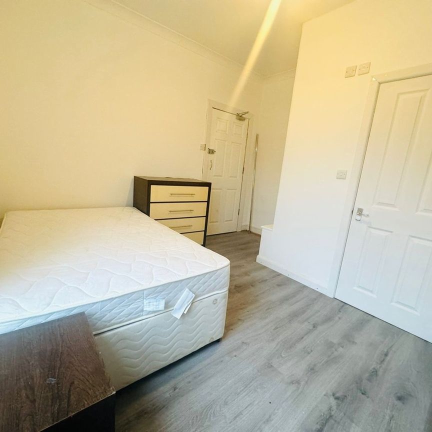Room in a Shared House, Russell Street, LU1 - Photo 1