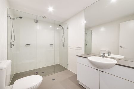 Stylish One-Bedroom Apartment with Study & Dual Outdoor Areas - Photo 3