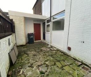 2 bedroom end of terrace house to rent - Photo 3