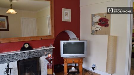 Beautiful room in 4-bedroom apartment in Santry, Dublin - Photo 5