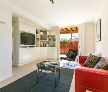 WARM & HOMELY | CONVEINIENT PARKDALE LOCATION! - Photo 2