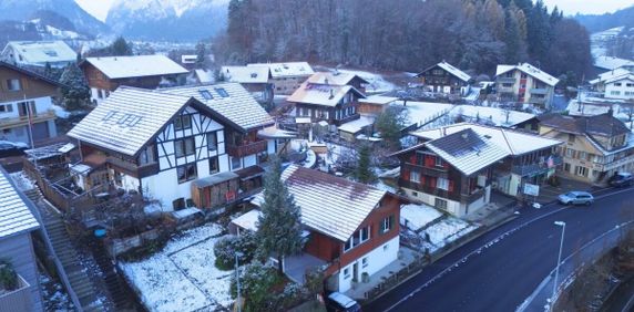 Newly renovated 2.5-room apartment in a single-family house in Spiez - Photo 2