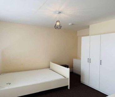 Chairborough Road, High Wycombe, HP12 - Photo 4