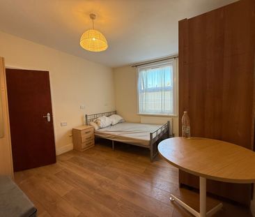 Studio Flat with seperate kitchen ideal for working couple-High Roa... - Photo 2