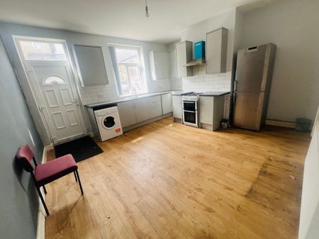 4 bedroom house to rent Leamington Street, Bradford, West Yorkshire, BD9 - Photo 4