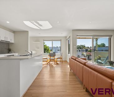 STYLISH SPLIT-LEVEL VILLA - Photo 6